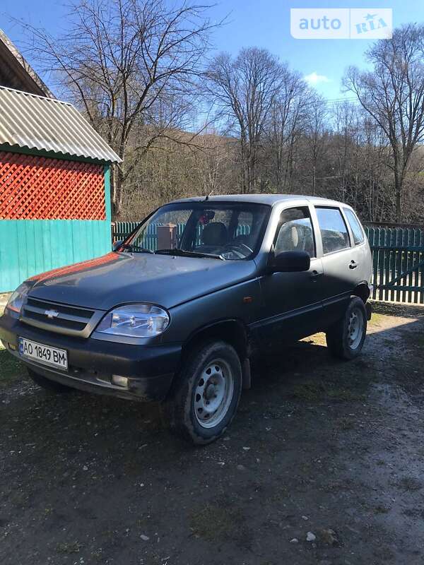 Внедорожник / Кроссовер Chevrolet Niva 2004 в Рахове