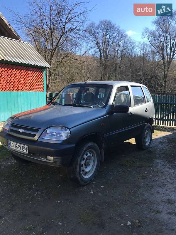 Chevrolet Niva 2004