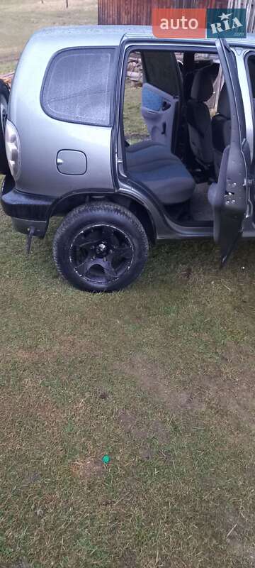 Позашляховик / Кросовер Chevrolet Niva 2004 в Коломиї