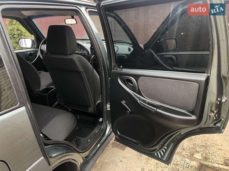 Внедорожник / Кроссовер Chevrolet Niva 2016 в Изюме