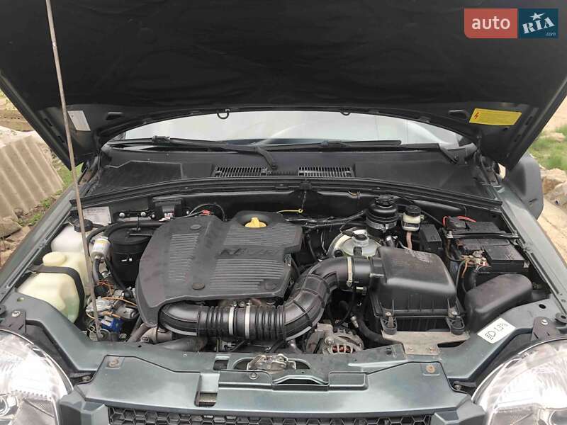 Внедорожник / Кроссовер Chevrolet Niva 2016 в Изюме