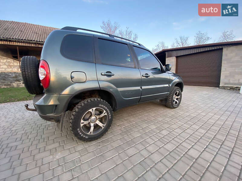 Внедорожник / Кроссовер Chevrolet Niva 2012 в Голованевске