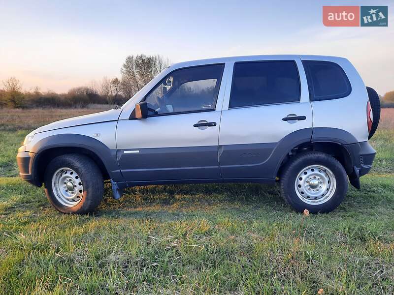 Внедорожник / Кроссовер Chevrolet Niva 2011 в Згуровке