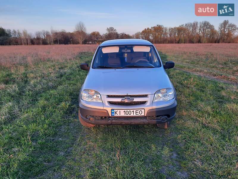 Внедорожник / Кроссовер Chevrolet Niva 2011 в Згуровке