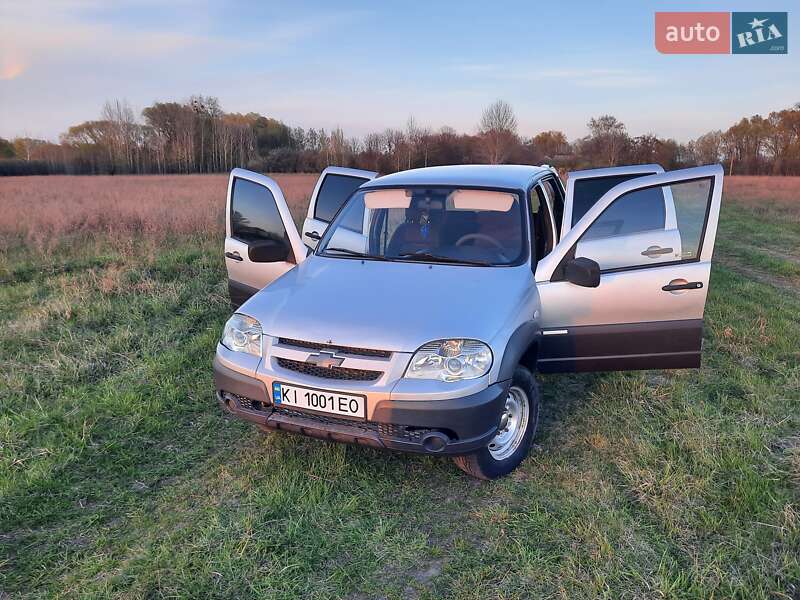 Внедорожник / Кроссовер Chevrolet Niva 2011 в Згуровке