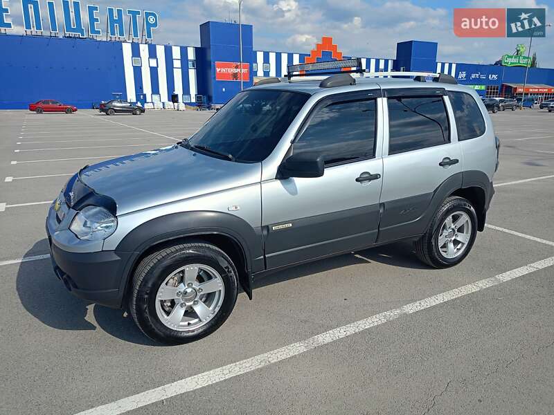 Позашляховик / Кросовер Chevrolet Niva 2015 в 