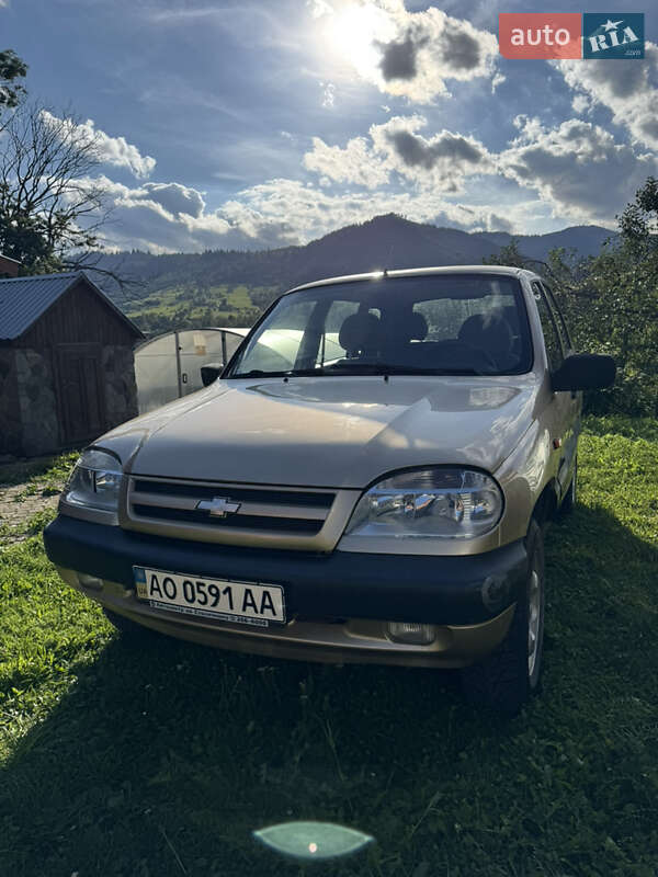 Внедорожник / Кроссовер Chevrolet Niva 2004 в  фото Внедорожник / Кроссовер Chevrolet Niva 2004 в