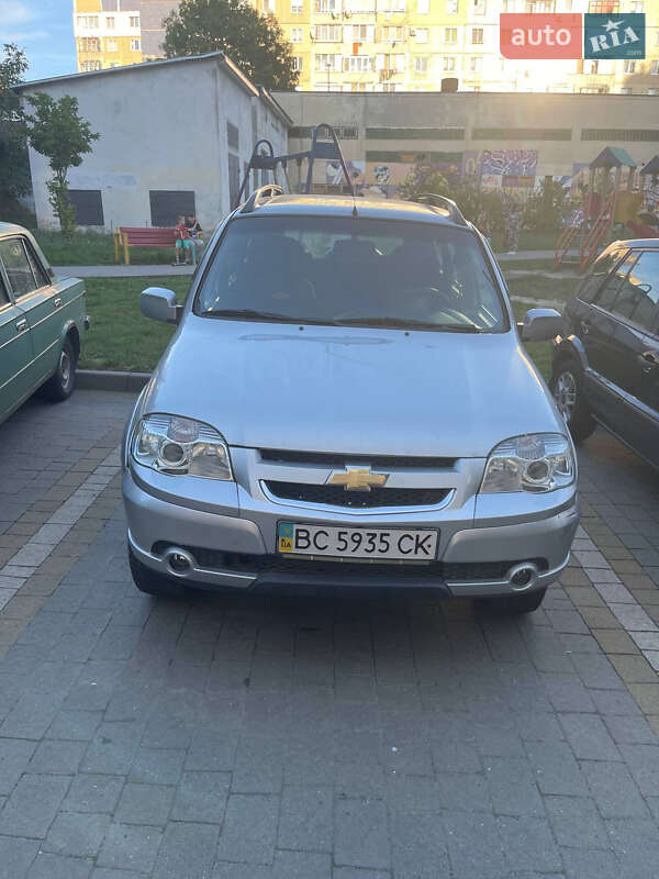 Внедорожник / Кроссовер Chevrolet Niva 2011 в 