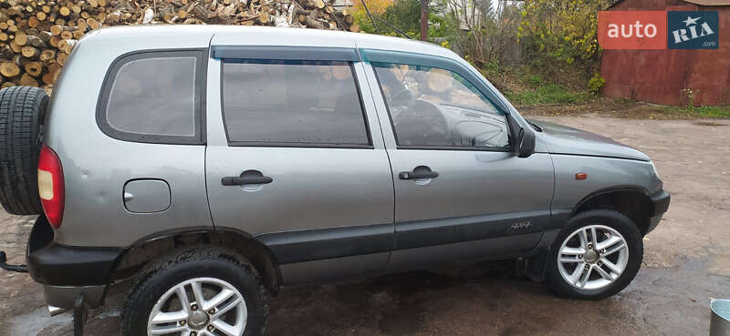 Внедорожник / Кроссовер Chevrolet Niva 2006 в Кролевце