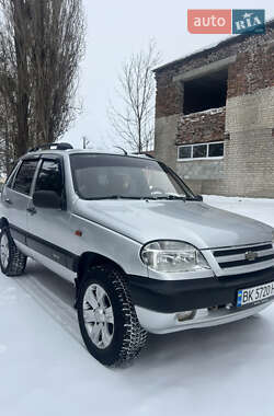 Внедорожник / Кроссовер Chevrolet Niva 2004 в Корце