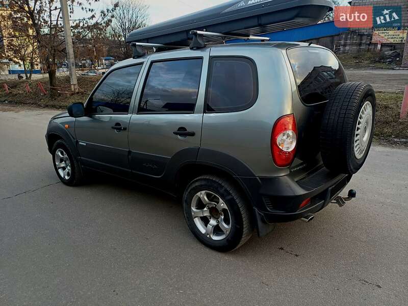 Внедорожник / Кроссовер Chevrolet Niva 2010 в Каменском