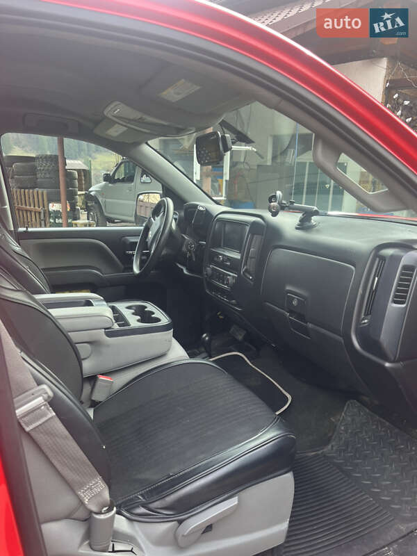 Пикап Chevrolet Silverado 2016 в Путиле