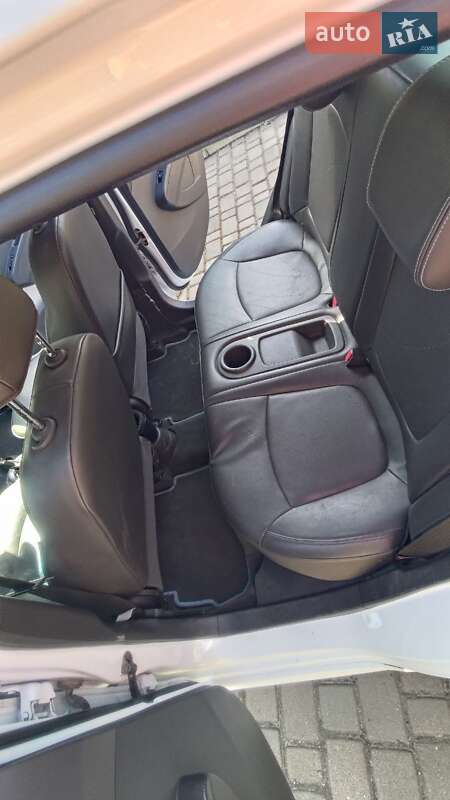 Хэтчбек Chevrolet Spark 2015 в Ровно