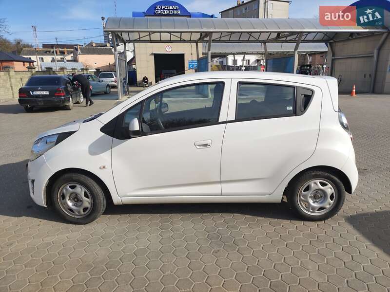 Хетчбек Chevrolet Spark 2012 в 