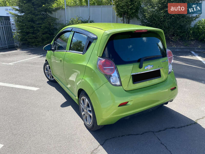 Хетчбек Chevrolet Spark 2014 в Рівному