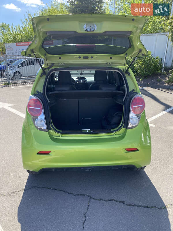 Хетчбек Chevrolet Spark 2014 в Рівному