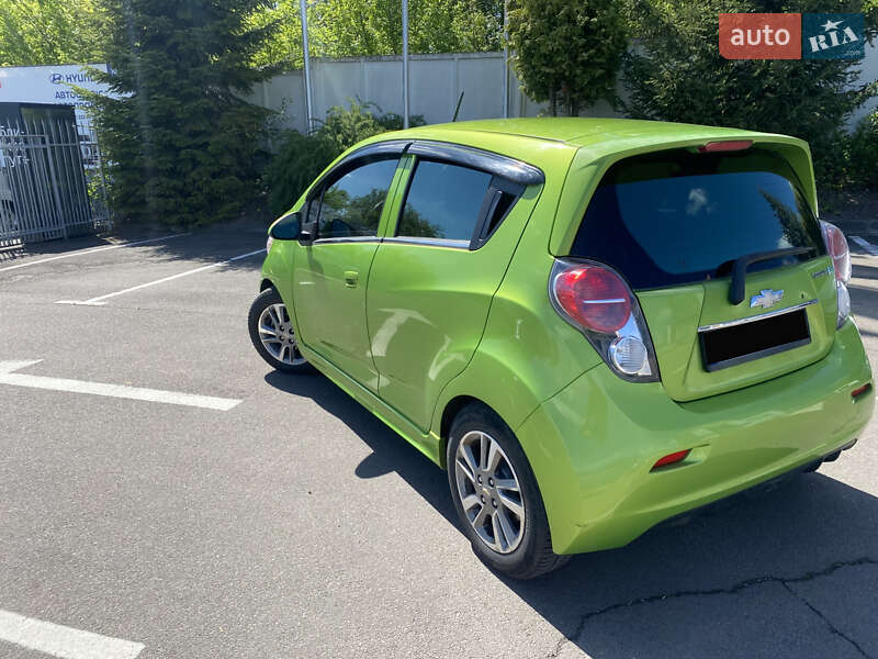 Хетчбек Chevrolet Spark 2014 в Рівному