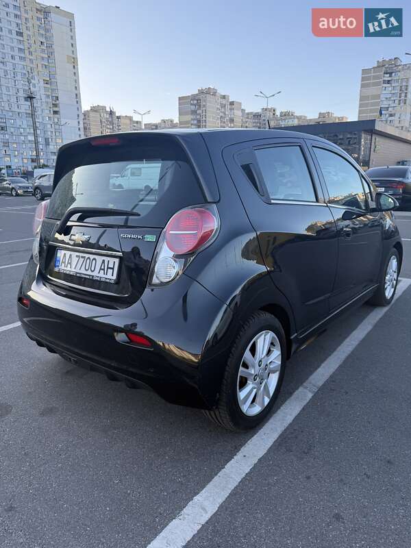 Хэтчбек Chevrolet Spark 2016 в Киеве