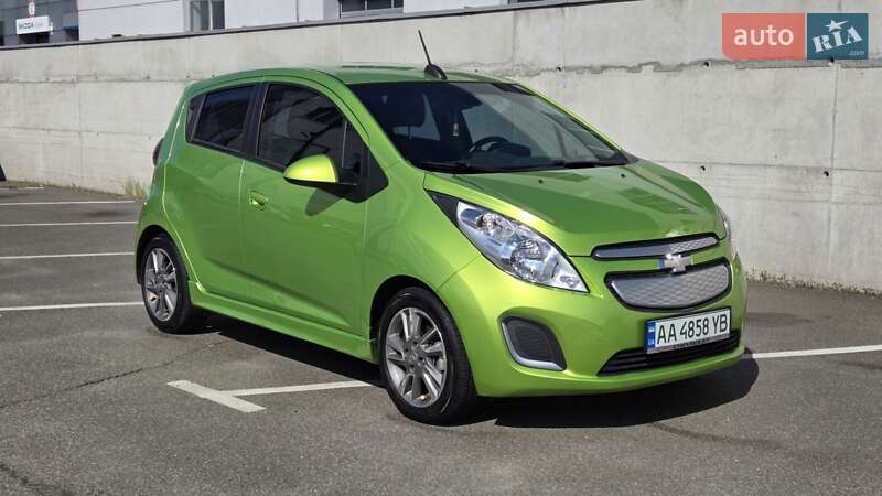 Хетчбек Chevrolet Spark 2015 в Києві