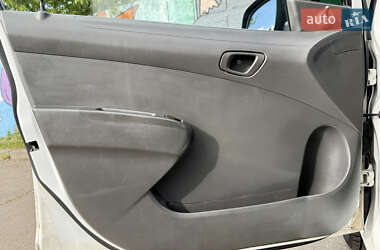 Хэтчбек Chevrolet Spark 2011 в 