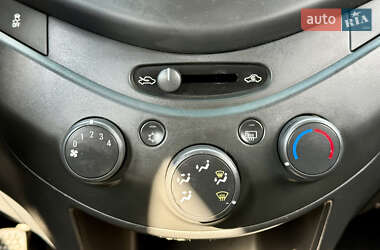 Хэтчбек Chevrolet Spark 2011 в 