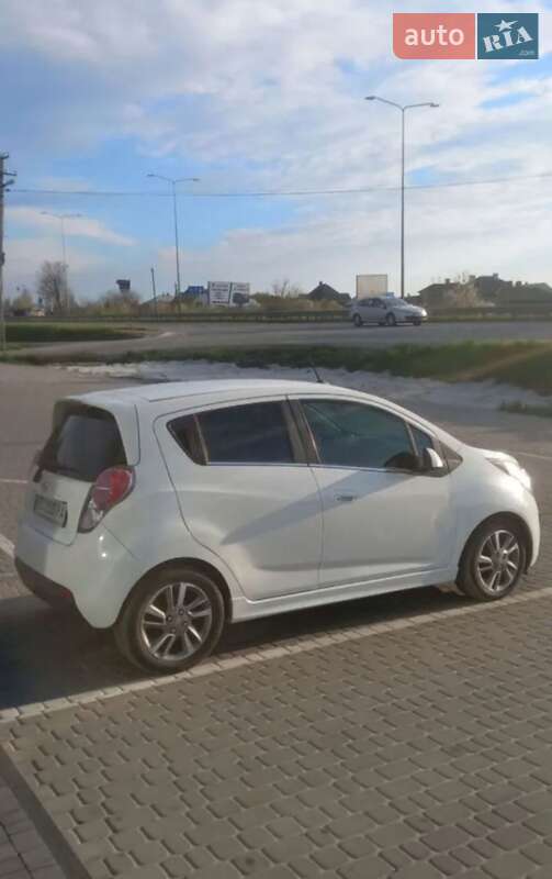 Хетчбек Chevrolet Spark 2016 в Львові