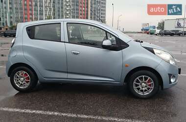 Хэтчбек Chevrolet Spark 2010 в 