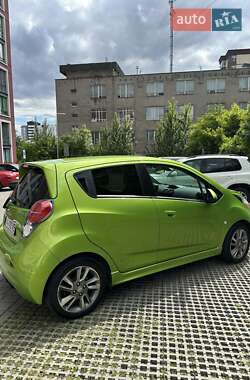Хэтчбек Chevrolet Spark 2015 в 