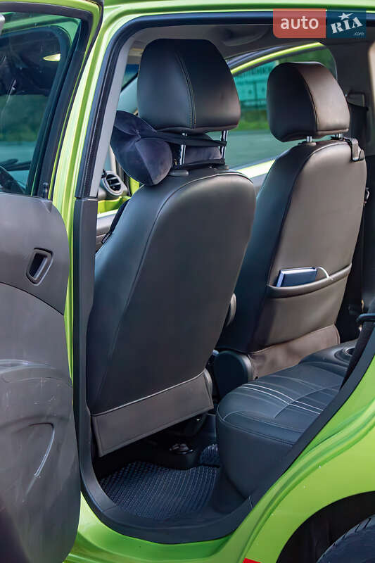 Хэтчбек Chevrolet Spark 2012 в Ровно