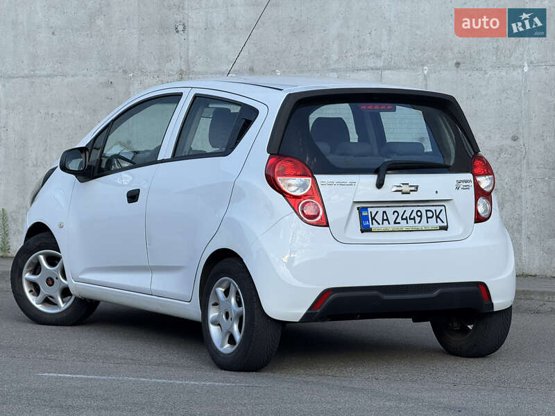 Хетчбек Chevrolet Spark 2014 в Києві
