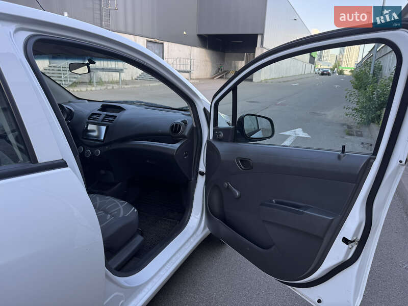 Хетчбек Chevrolet Spark 2014 в Києві