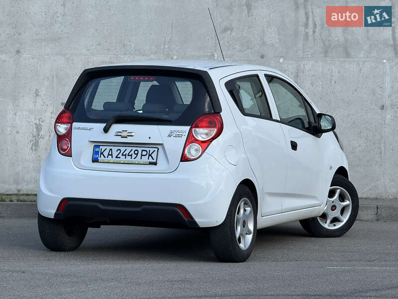 Хетчбек Chevrolet Spark 2014 в Києві