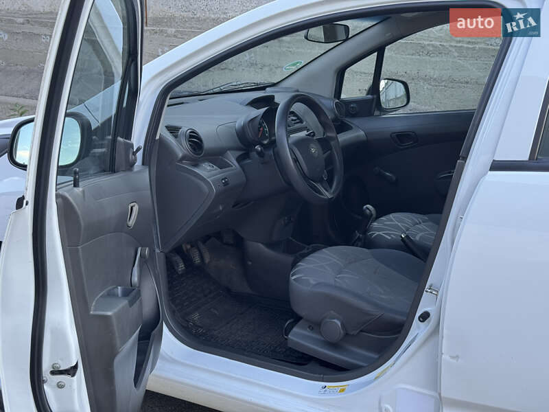 Хетчбек Chevrolet Spark 2014 в Києві