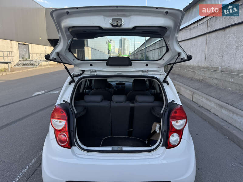 Хэтчбек Chevrolet Spark 2014 в Киеве