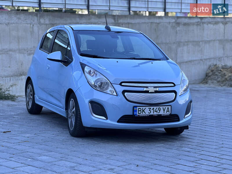 Хетчбек Chevrolet Spark 2014 в Рівному