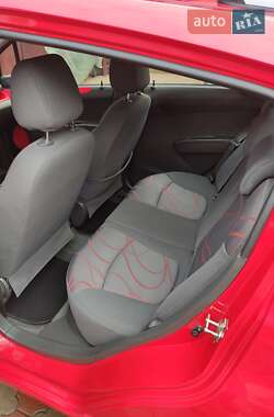 Хэтчбек Chevrolet Spark 2010 в 
