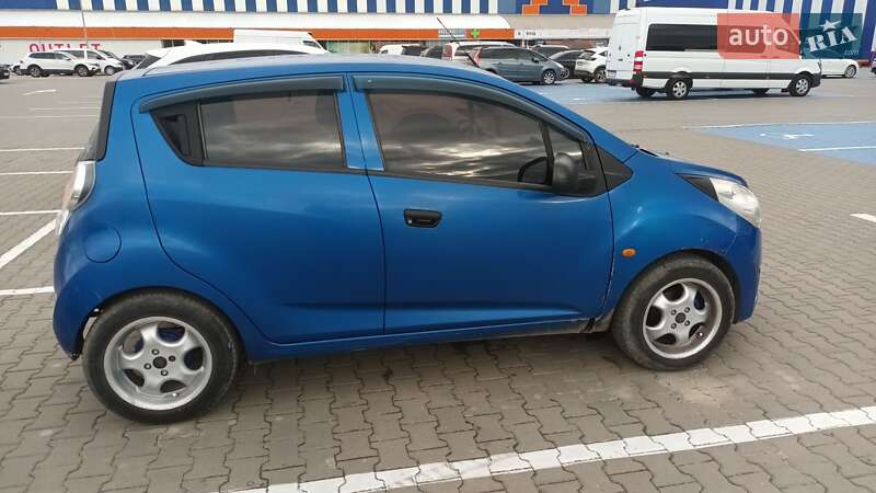 Хетчбек Chevrolet Spark 2011 в Чернівцях