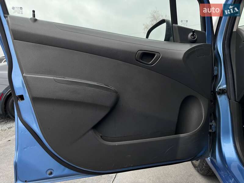 Хетчбек Chevrolet Spark 2013 в Рівному