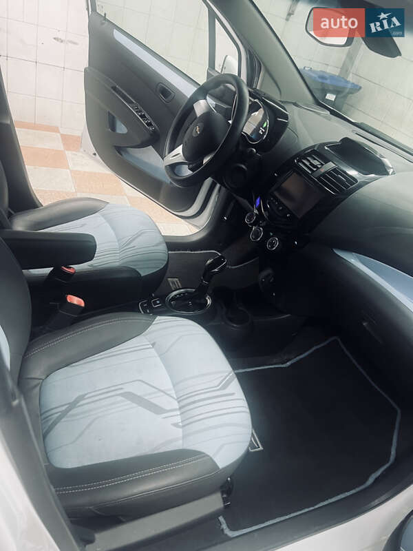 Хетчбек Chevrolet Spark 2015 в Дніпрі