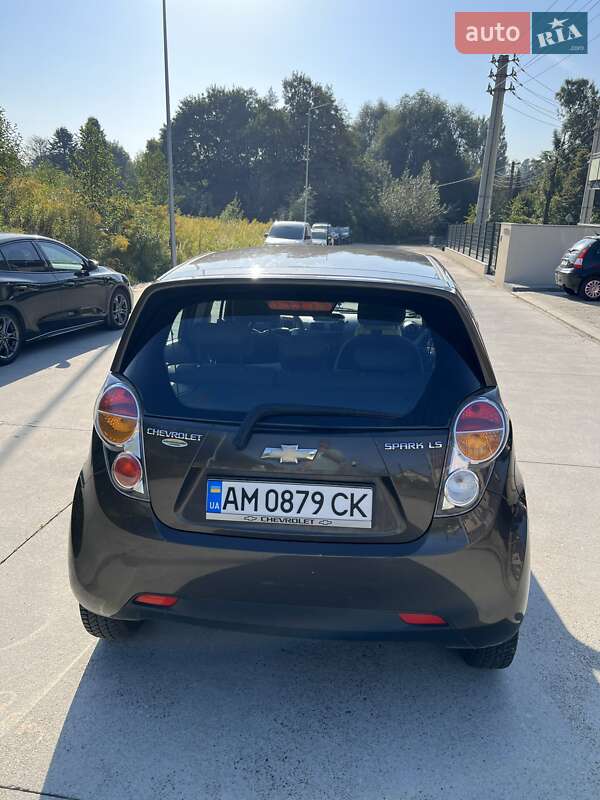Хэтчбек Chevrolet Spark 2010 в Звягеле