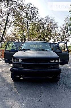 Внедорожник / Кроссовер Chevrolet Suburban 1999 в 