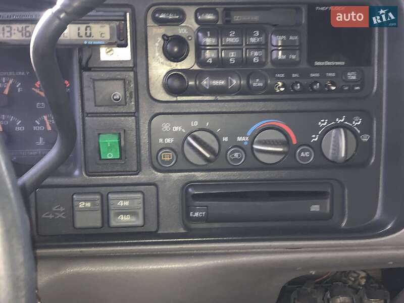Позашляховик / Кросовер Chevrolet Suburban 1996 в Покровську