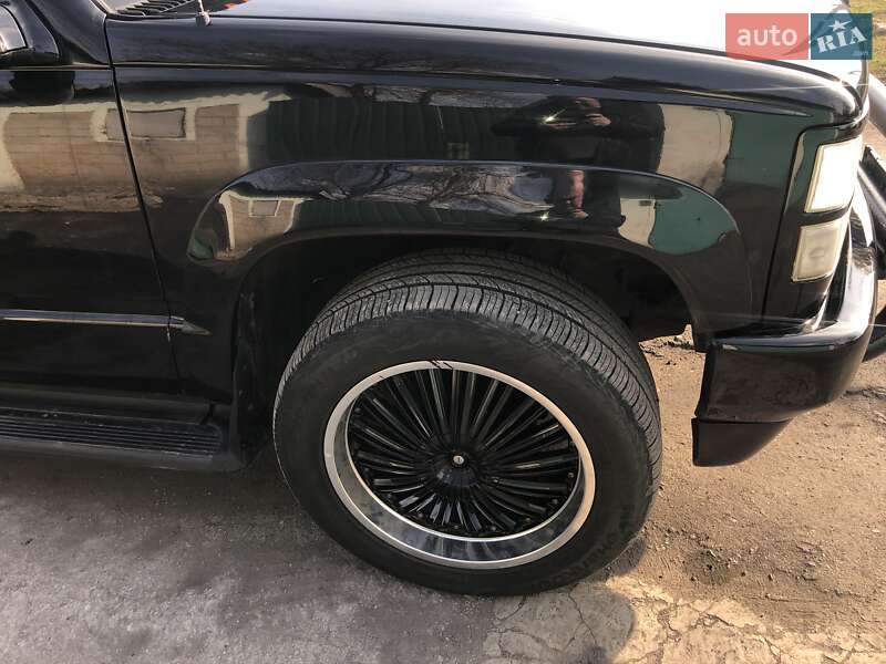 Позашляховик / Кросовер Chevrolet Suburban 1996 в Покровську