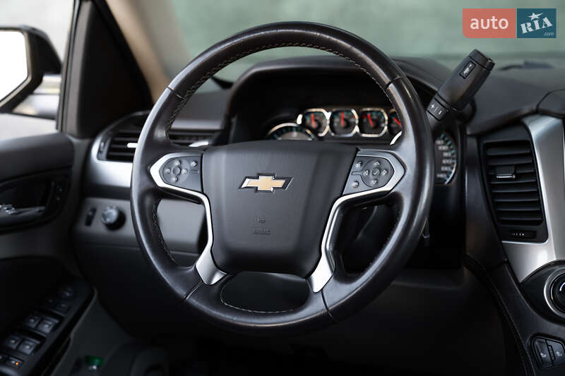 Позашляховик / Кросовер Chevrolet Suburban 2015 в Києві