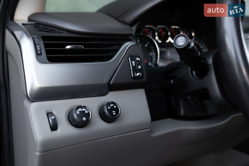 Позашляховик / Кросовер Chevrolet Suburban 2015 в Києві