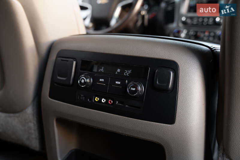 Позашляховик / Кросовер Chevrolet Suburban 2015 в Києві