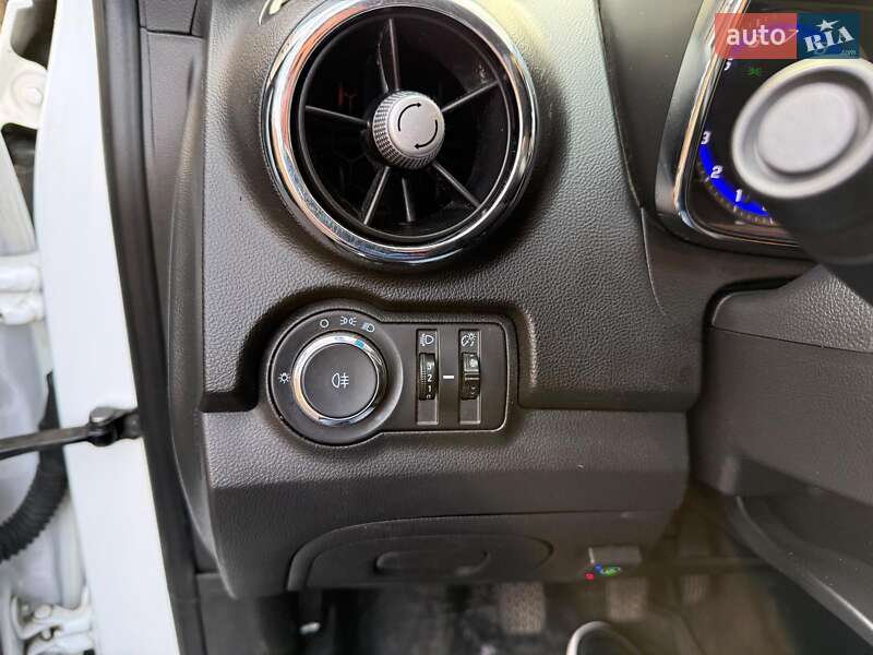 Позашляховик / Кросовер Chevrolet Tracker 2013 в Києві фото 11 Позашляховик / Кросовер Chevrolet Tracker 2013 в Києві