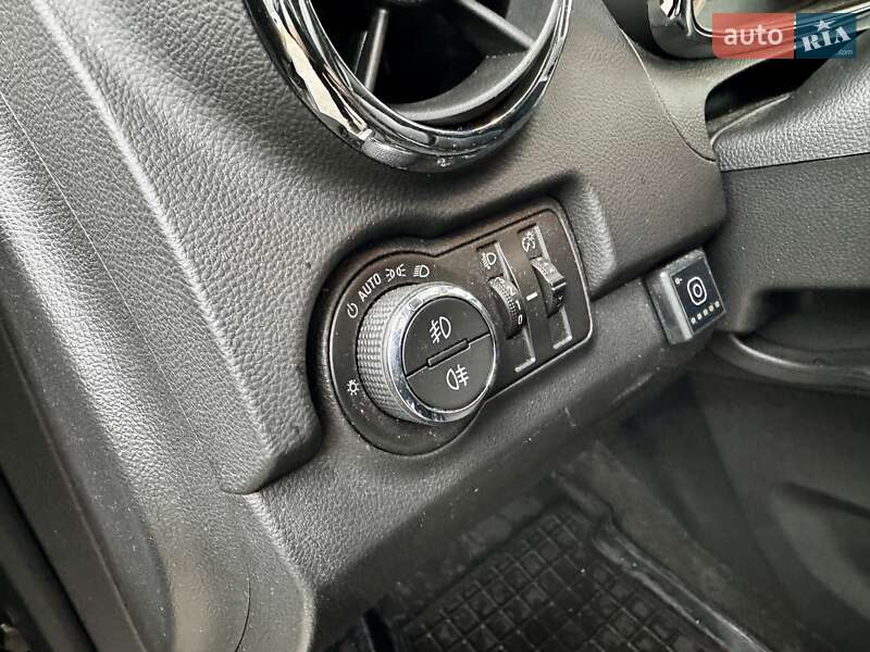 Внедорожник / Кроссовер Chevrolet Tracker 2013 в Киеве