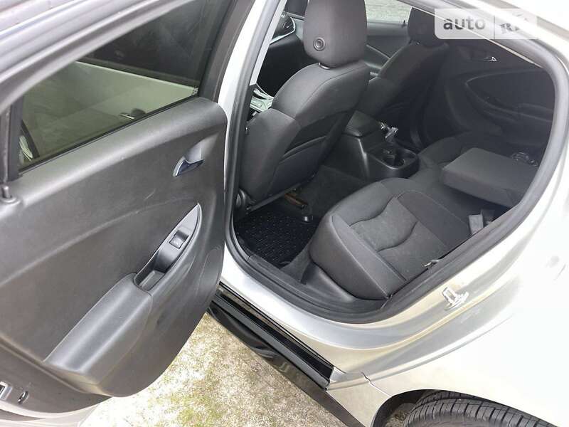 Хэтчбек Chevrolet Volt 2016 в Кременчуге