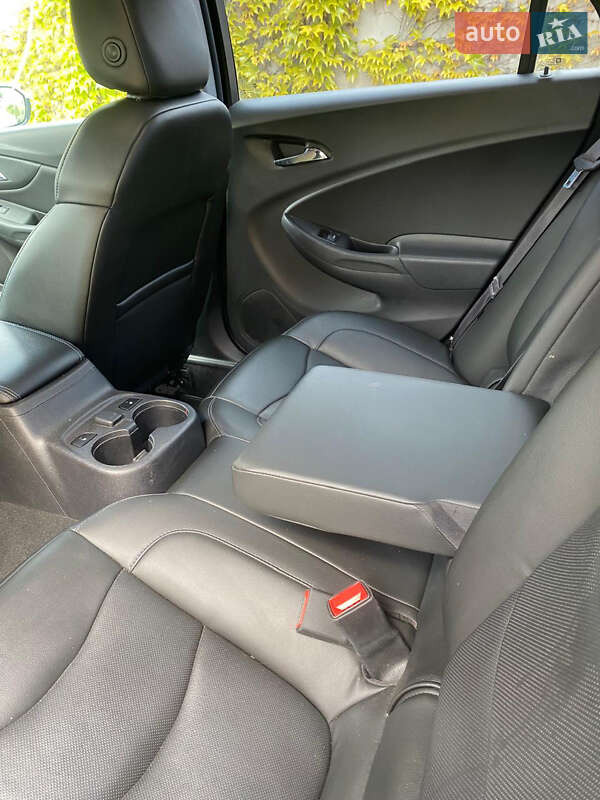 Хэтчбек Chevrolet Volt 2016 в Киеве